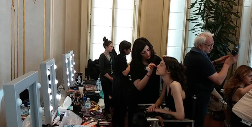 Makeup Schulschülerin am Arbeit mit Tragbar Licht Spiegel - mod. MW01.TSK Cantoni. Makeup Schulschülerin am Arbeit mit Tragbar Licht Spiegel - mod. MW01.TSK Cantoni.