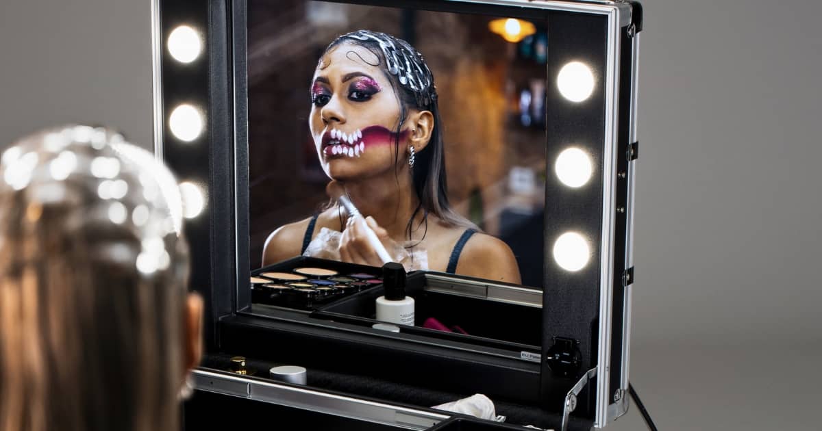 Professioneller Schminkkoffer mit Beleuchtung von Cantoni, SFX-Make-up-Session