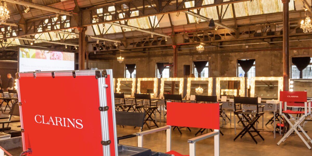 Roter professioneller Kosmetikkoffer von Cantoni mit Clarins-Logo in einer Event-Location